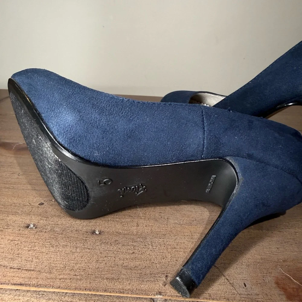 FIONI Blue Suede Heels - Picture 5 of 7